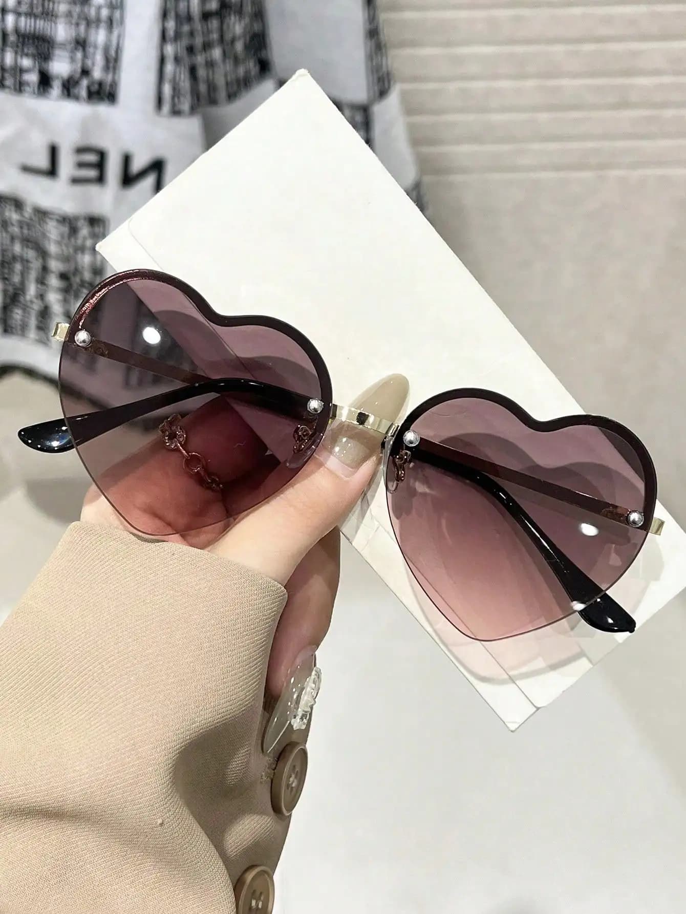 Occhiali da sole alla moda con lenti sfumate senza montatura a forma di cuore per donne, per feste, vacanze e viaggi
