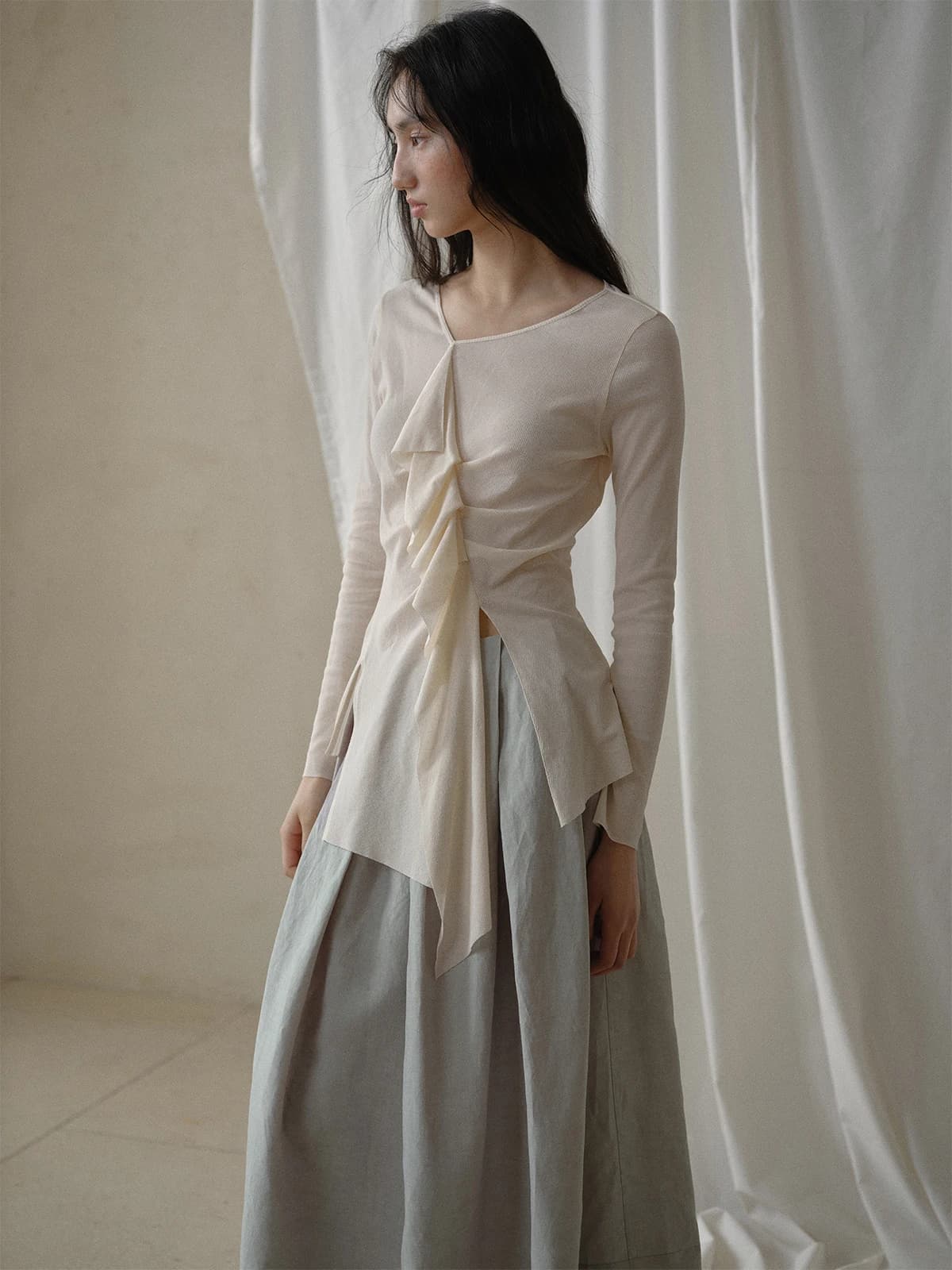 T-shirt da donna Commuse Memory Grey Tonal Fugue in cotone puro a costine, con lavorazione deconstruita e filato a torsione forte, stile elegante Cityw...