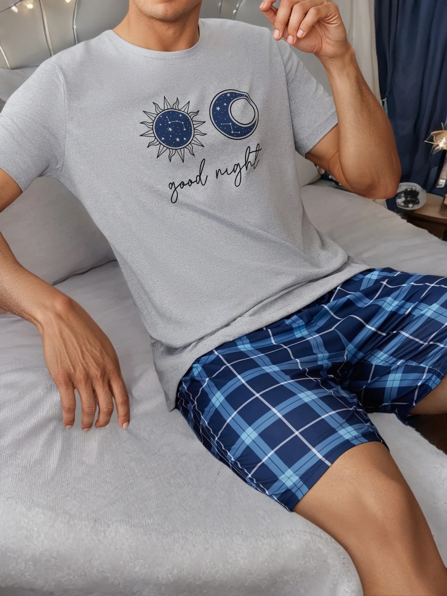 Un set di abiti da casa e pigiami stampati con il motivo "Sun Moon"