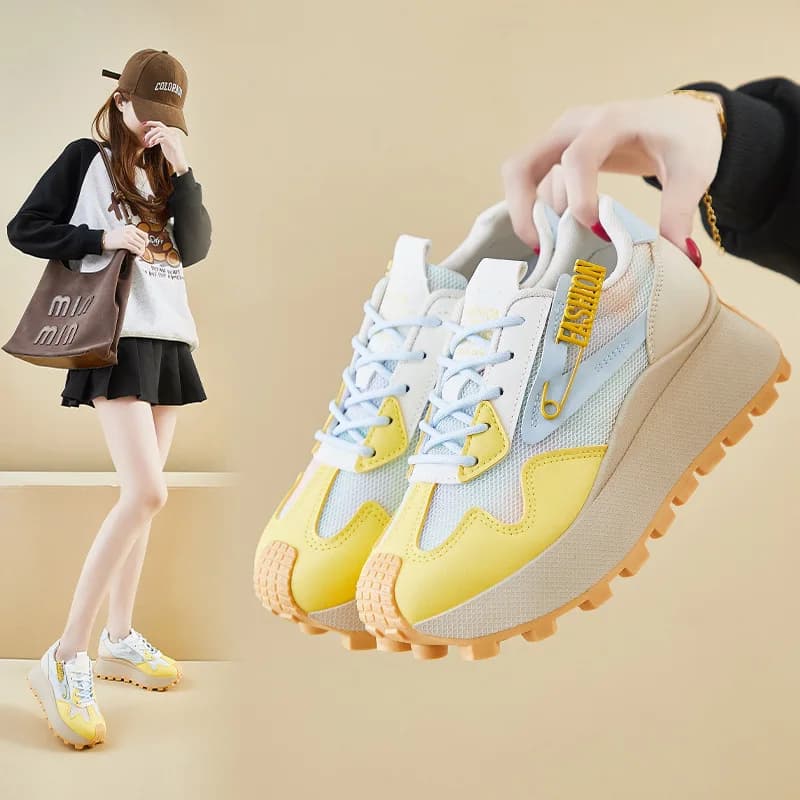 Versione coreana delle nuove scarpe da donna nella primavera del 2025, sport da corsa, scarpe casual con suola spessa e altezza crescente