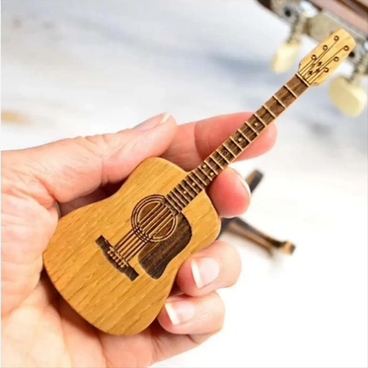 (ABYM) Wooden Guitar Pick Box Wooden Acoustic Guitar Pick Box Handmade Yellow Wood Plectrum Holder Storage Case