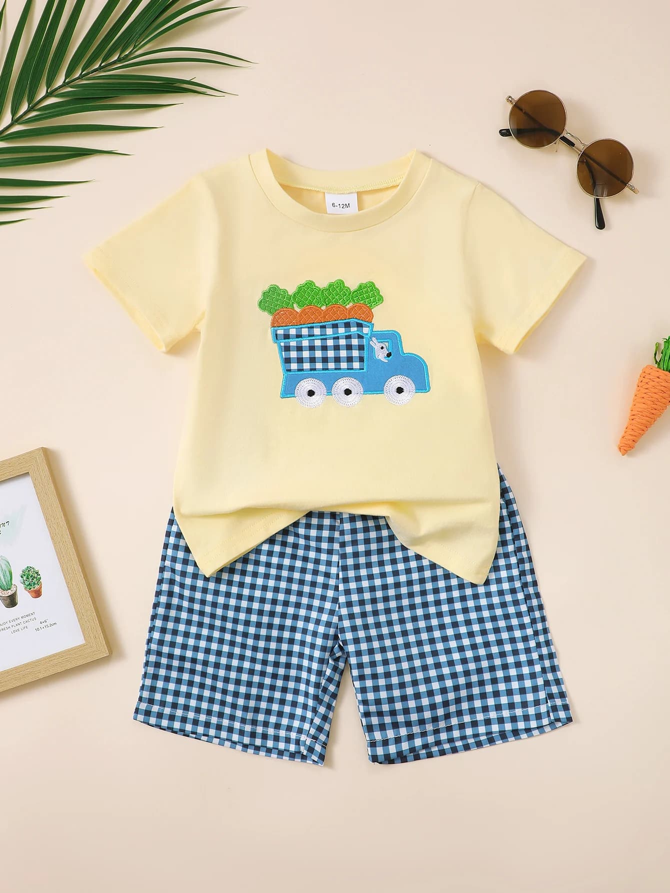 Completo estivo da neonato con top a maniche corte e pantaloncini con motivo auto ricamato per neonati