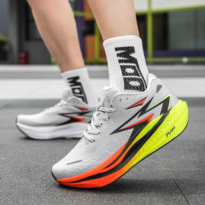 Scarpe sportive traspiranti cave di tendenza alla moda, comode scarpe da corsa per coppia resistenti all'usura, scarpe sportive leggere