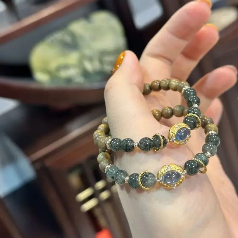 Bracciale ad anello singolo in cristallo di capelli verdi naturali, nicchia in legno di sandalo verde da donna, squisita corda a mano semplice in cristallo di legno di sandalo