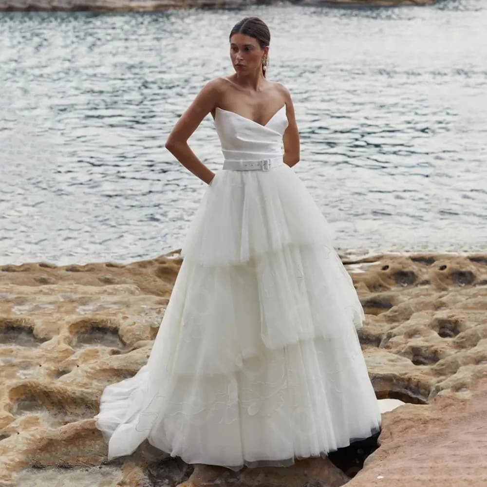 Abiti da sposa Boho estivi Beach 2024 Abiti da sposa Abiti da sposa senza spalline con cintura Abiti da sposa con gonna a strati Indietro in vendita