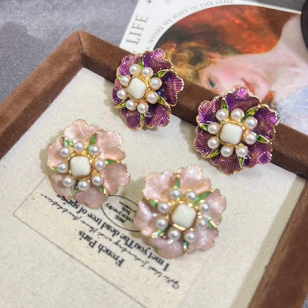 Nuovi orecchini a bottone con fiori in smalto spazzolato, senso del design di nicchia squisito viola, orecchini da donna 18 carati di vendita calda