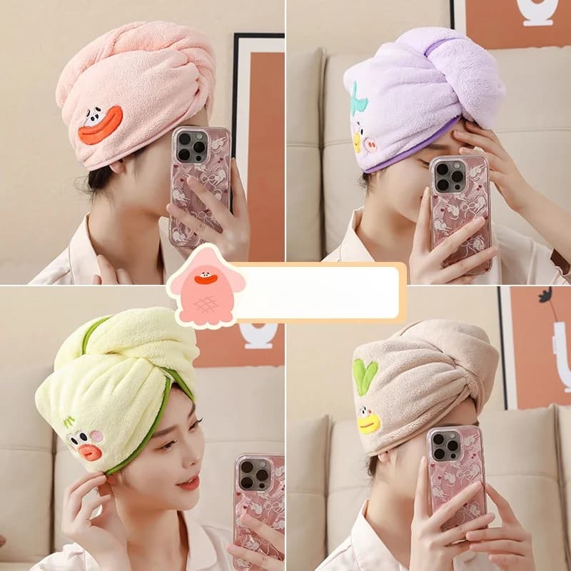 1 cappello triangolare per asciugare i capelli in morbido pile corallo, stile cartone animato, disponibile in quattro colori (Giallo, Viola, Marrone Chiaro, Rosa), assorbente e ad asciugatura rapida, ispessito, adatto per lavare e rimuovere il trucco, foulard post-parto, morbido e delicato sulla pelle, senza fluorescenza, senza formaldeide, senza ammine aromatiche, adatto a bambini e adulti.