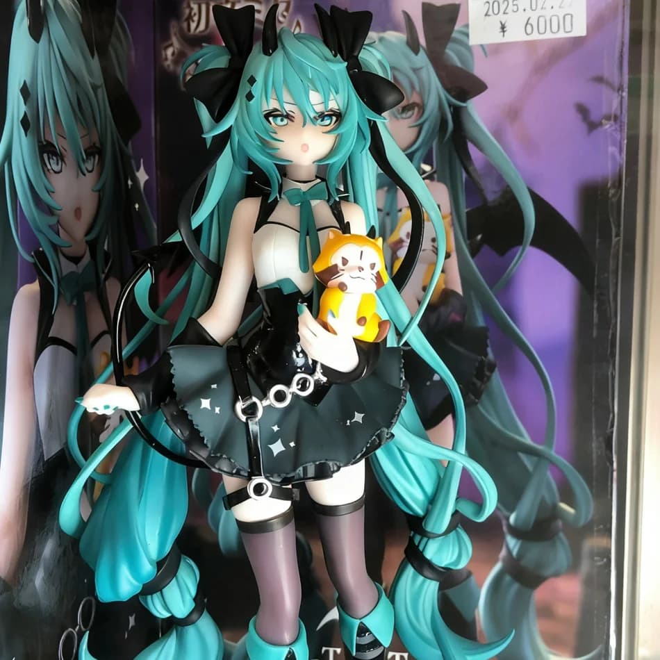 Statuetta Anime Hatsune Miku 19CM, Modello Kawaii dell'Piccolo Diablesce Procione, Action Figure in PVC, Giocattolo Decorativo da Scrivania, Regalo per le Festività