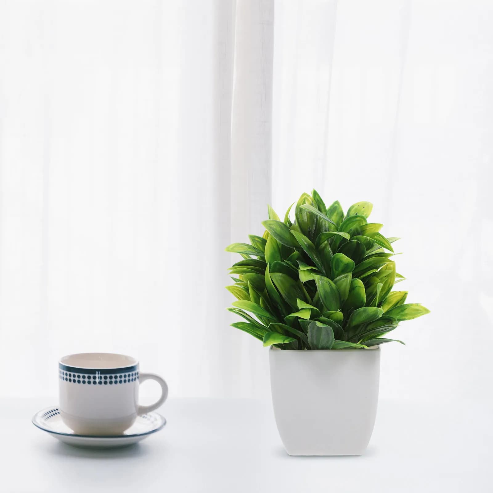 Realistic Artificial Mini Bonsai, Home Decoration and Desk Plants, Artificial Green Vivace for Interior