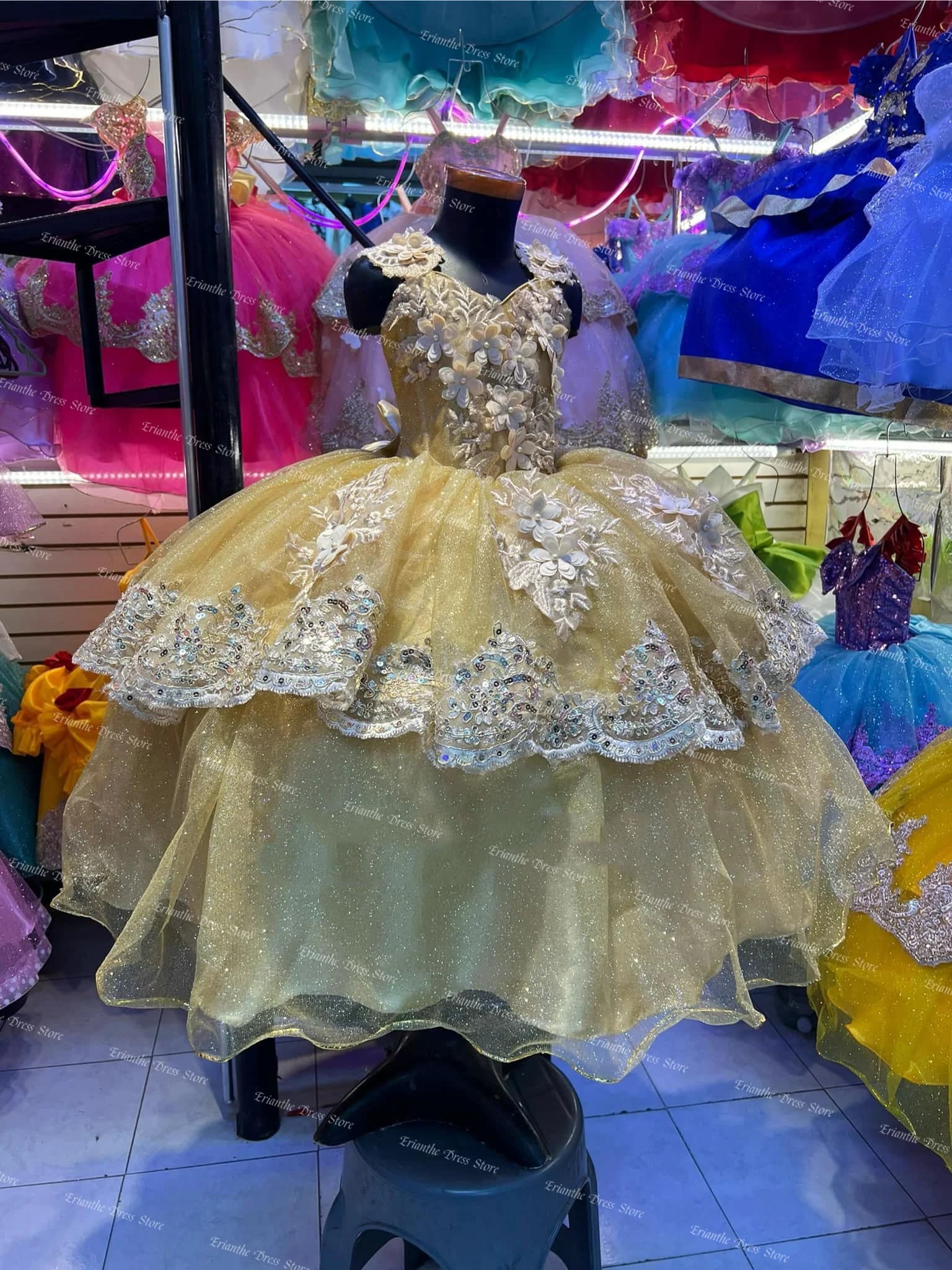 Abito da ragazza di fiori con fiori 3D per applicazioni da sposa in tulle con fiocco gonfio per bambini, primi abiti da festa di compleanno eucaristici personalizzati