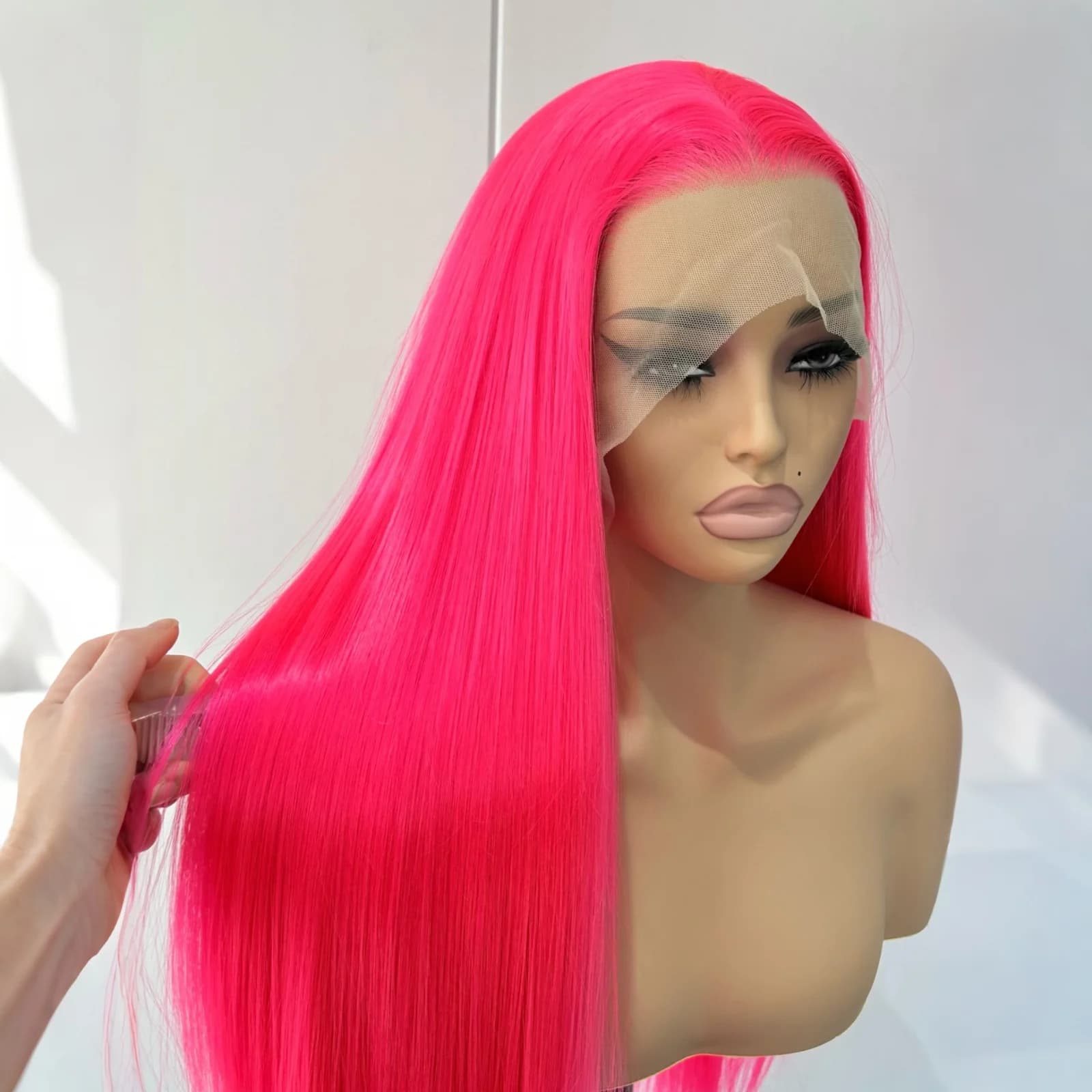 Parrucche anteriori in pizzo rosa caldo per le donne Capelli sintetici lunghi lisci Parte libera Attaccatura naturale Parrucca per feste cosplay di colore rosso rosa