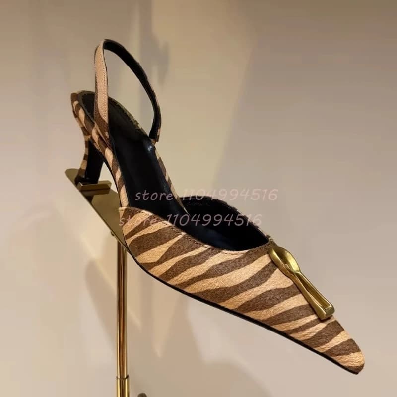 Sandali con tacco a forma di gattino a punta con fibbia in metallo Sandali da donna in pelle verniciata nera con tacco alto Scarpe da sera alla moda sexy
