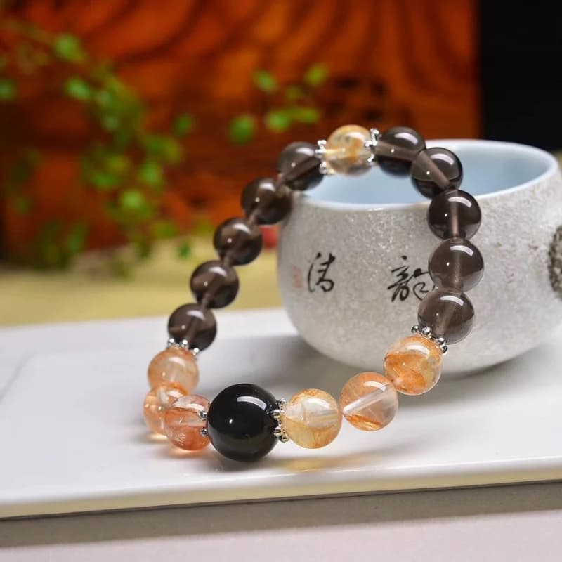 Bracelet with oxydiana round beads with natural red rubber flower and seeds