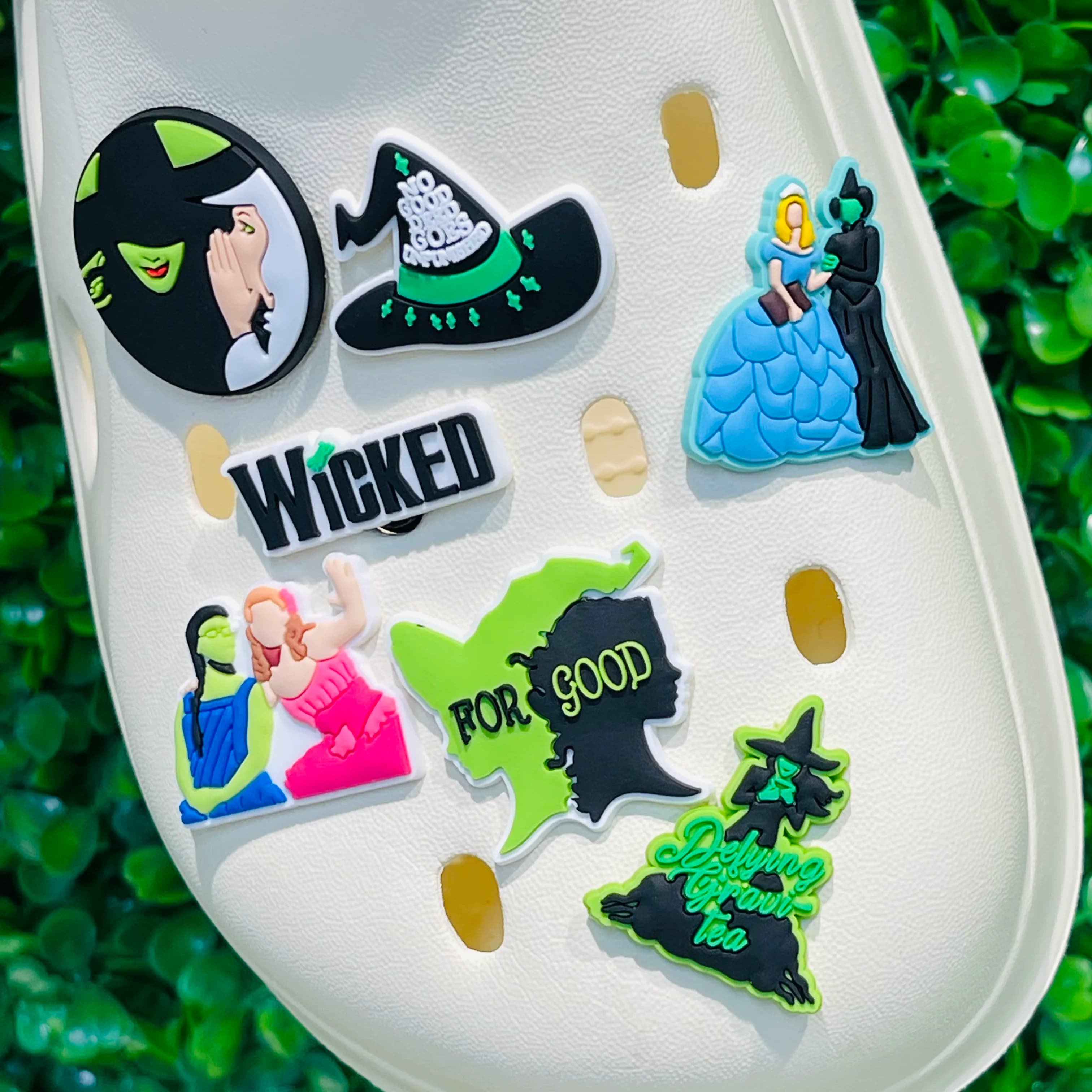 Hot Sales 1-7Pcs Wicked Girls Hat PVC Shoes Button Charms Fashion Slipper Clog Decorations Fit Holiday Present