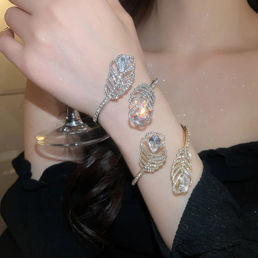 Bracciale rigido a forma di piuma con cristalli, gioiello da sposa con strass, bracciale aperto di lusso per matrimoni.