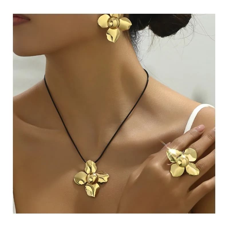 Set di orecchini e anello con fiore in stile hip-hop semplice, collana lunga personalizzata placcata in oro, gioielli da donna