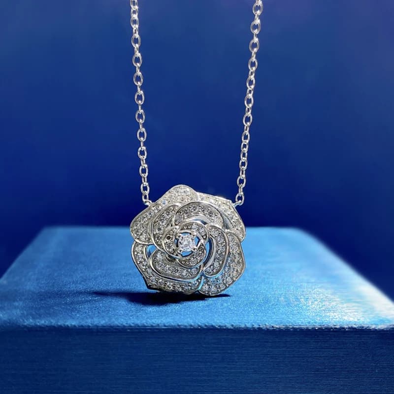 Ciondolo classico con diamanti Moissanite a forma di fiore Collana con pendenti da sposa in vero argento sterling 925 al 100% per gioielli chocker da donna