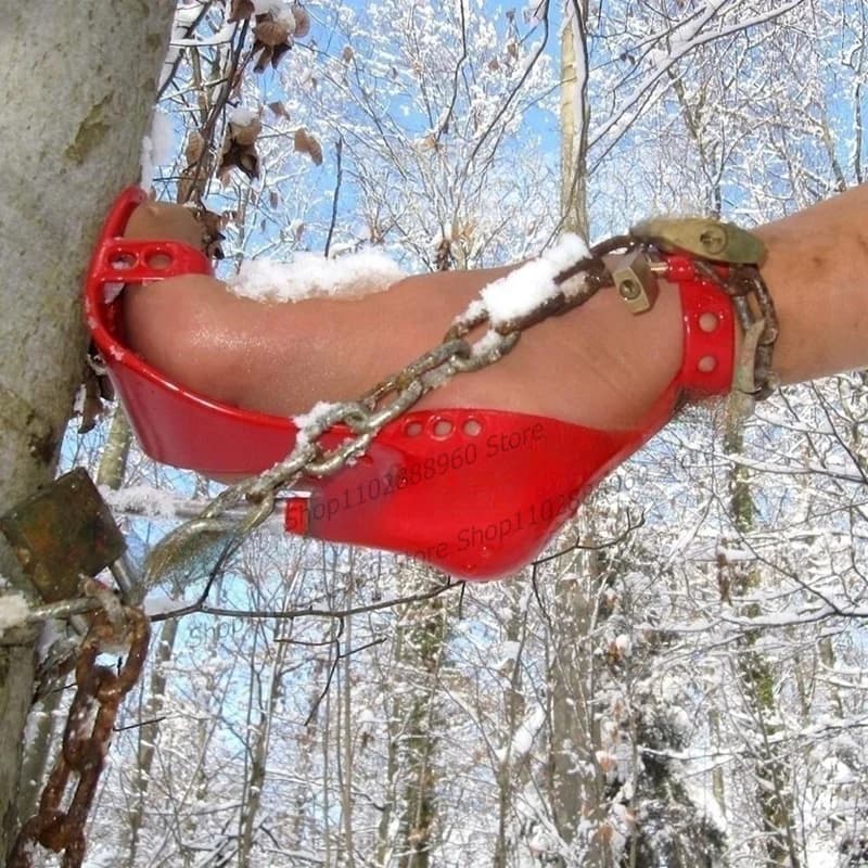 Sandali con tacco alto sottile in metallo rosso chiaro con decorazione a lucchetto, cinturino alla caviglia e punta aperta, alla moda 2026, per donna
