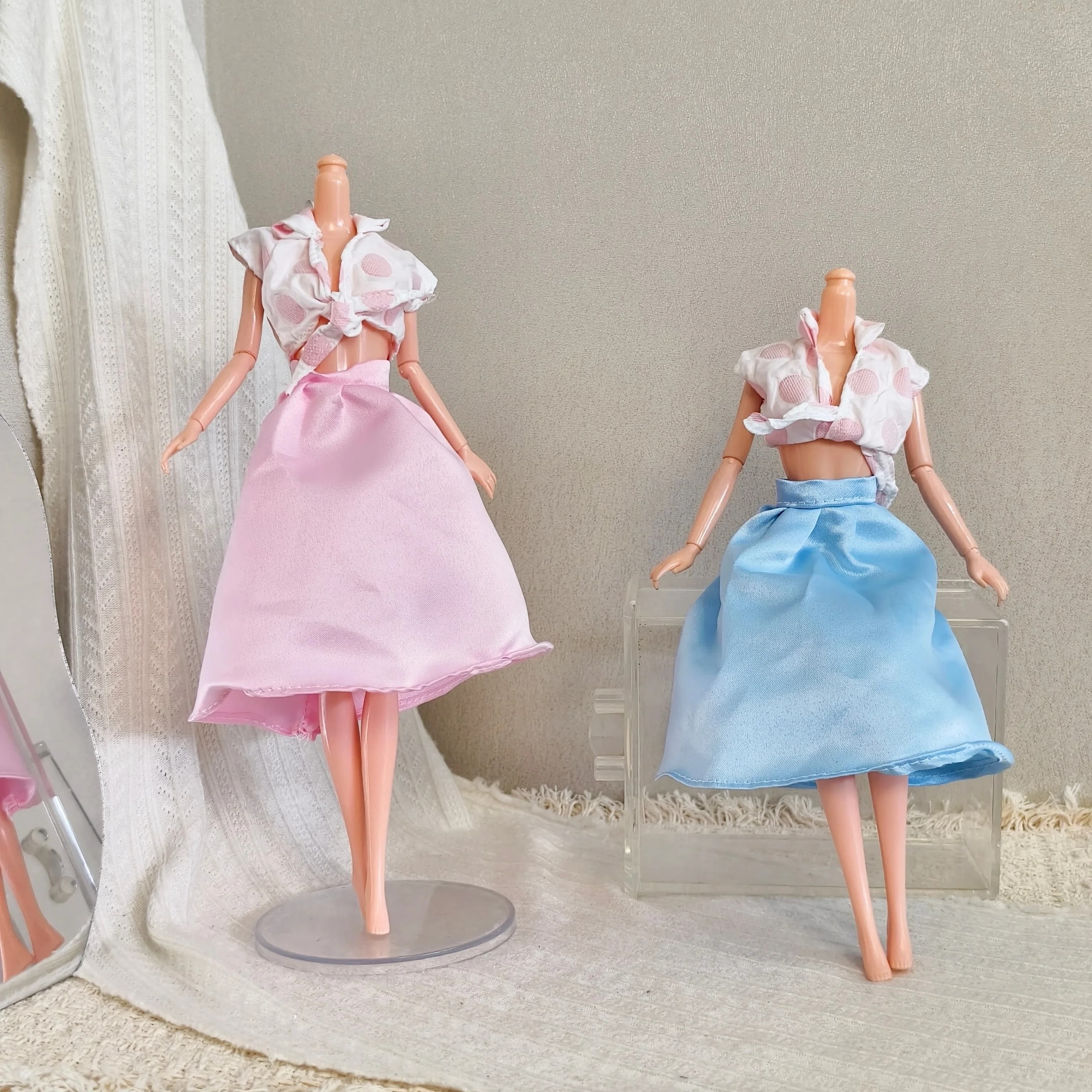 Adatto per bambole da bambina di circa 30 cm/11,5 pollici, questo set primaverile con camicia a pois e gonna a ombrello emanava un fascino femminile.