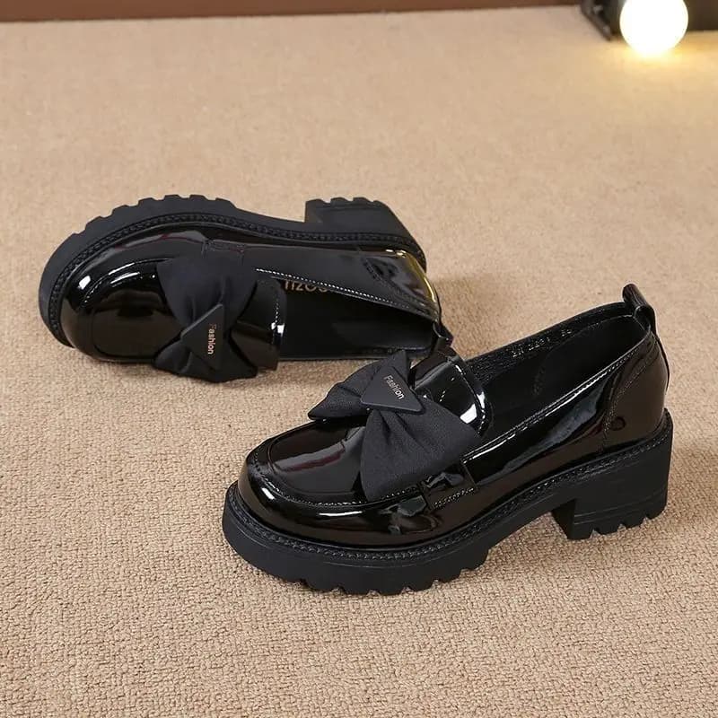 Mocassini slip on da donna versatili in vera pelle con suola spessa con fiocco 2025 scarpe in pelle verniciata di nuovo arrivo primavera autunno
