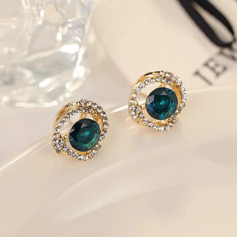 Orecchini a bottone con strass verdi rotondi con geometria squisita per le donne Orecchini cavi in metallo con torsione alla moda Gioielli eleganti per feste