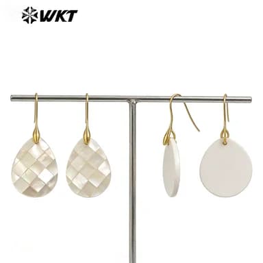 Orecchini a Gancio WT-MPE154 con Design Speciale a Croce e Goccia, Superficie Liscia e Luminosa, Guscio Bianco con Motivo a Scacchi