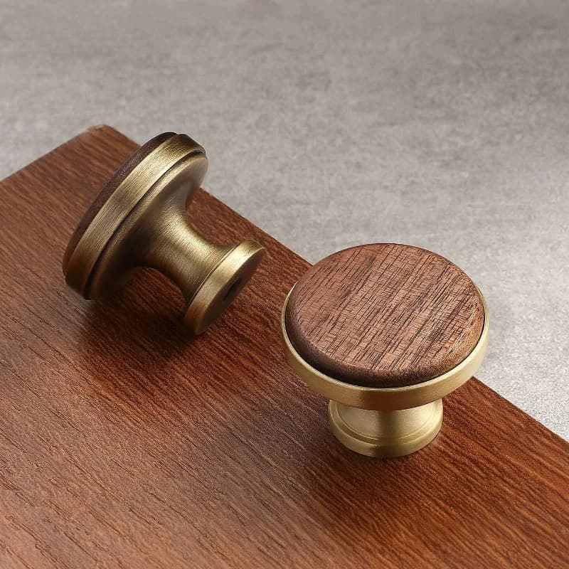 Porta dell'armadio a foro singolo di lusso leggero francese con maniglia per mobili dorata, maniglie hardware per cassetti dell'armadio, pomello per guardaroba antico
