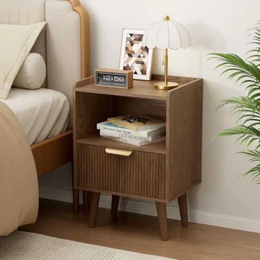 Comodino Moderno in Noce con Cassetto Contenitore, Ripiano Aperto in Legno, Design Scanalato con Gambe in Legno Massello, Tavolino Compatto per Camera da Letto