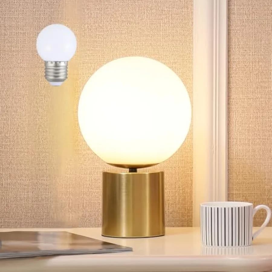 Lampada da Tavolo Moderna Stile Mid-Century con Globo Dorato da 11 Pollici, Lampada da Comodino Rotonda con Paralume in Vetro Bianco e Base in Metallo