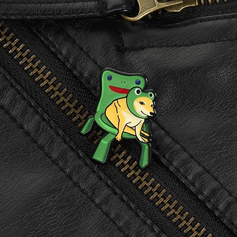 Spilla divertente per appassionati di meme, con design originale a forma di cane e rana, accessorio per l'uso quotidiano, stile per fan della pop culture