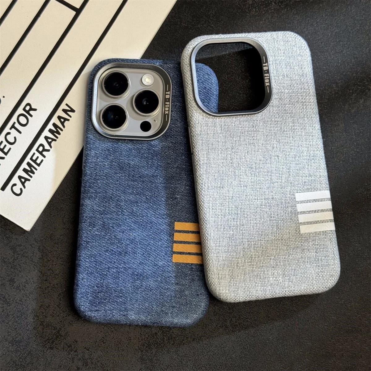 Custodia Magnetica Vintage in Tessuto di Lino per iPhone 16 12 13 Pro Max 14 15 Plus, con Protezione Lente in Lega Anti-Caduta, Compatibile con MagSafe, Cover in Flanella