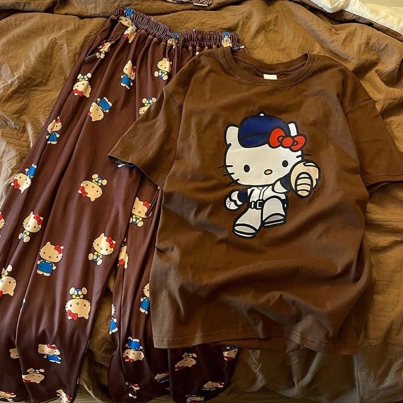 Set pigiama da donna Hello Kitty, t-shirt e pantaloni marroni a maniche corte con stampa baseball, abbigliamento da casa a tema cartoni animati, abbigliamento da notte casual estivo