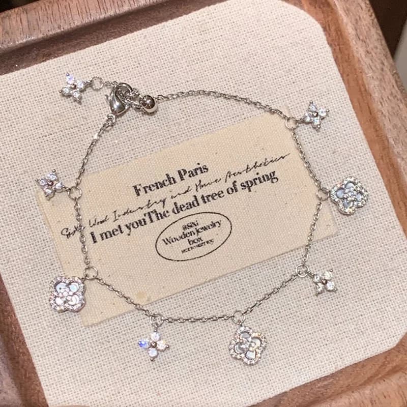 2025 Bracciale con ciondolo fiore in pietra di conchiglia di cristallo di nuova moda per donna Bracciale gioielli in acciaio inossidabile dal design originale