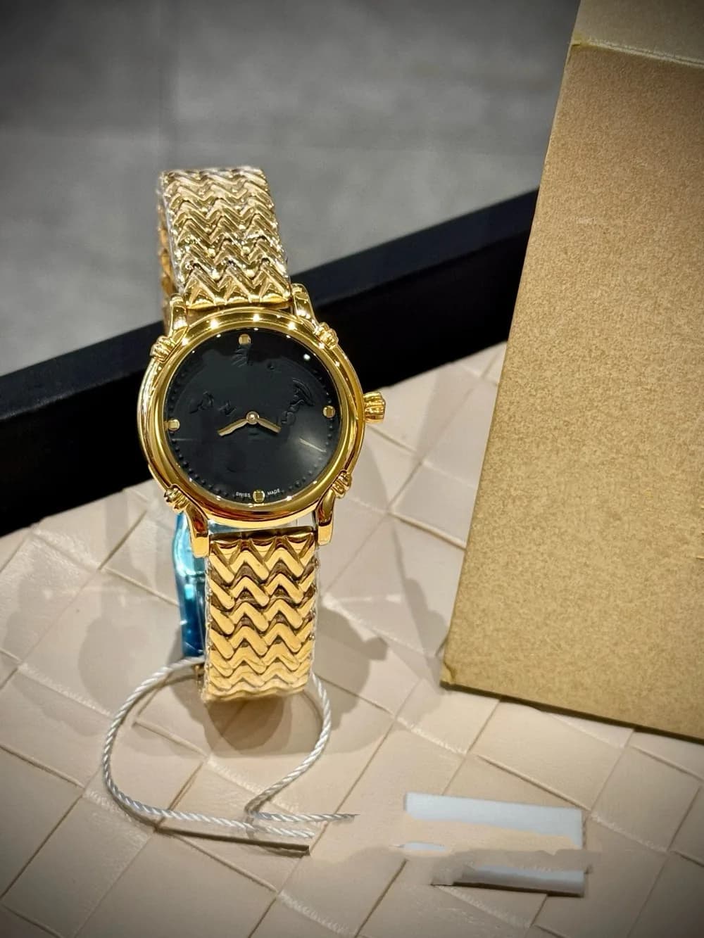 Women Luxury Pink Dial Quartz Wristwatch Gold Zigzag Stainless Steel Bracelet Watch Elegant Round