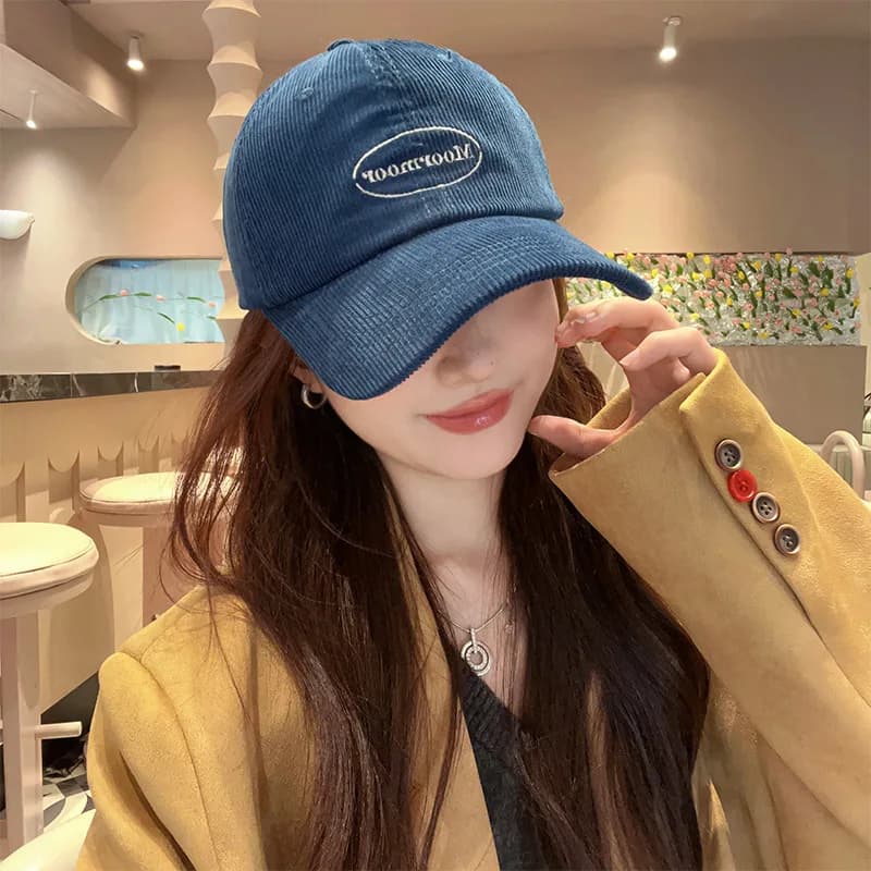 Autunno e inverno nuovo berretto da baseball in velluto a coste lettere ricamate berretto versatile versione coreana tendenza della moda mostra viso piccolo cappello