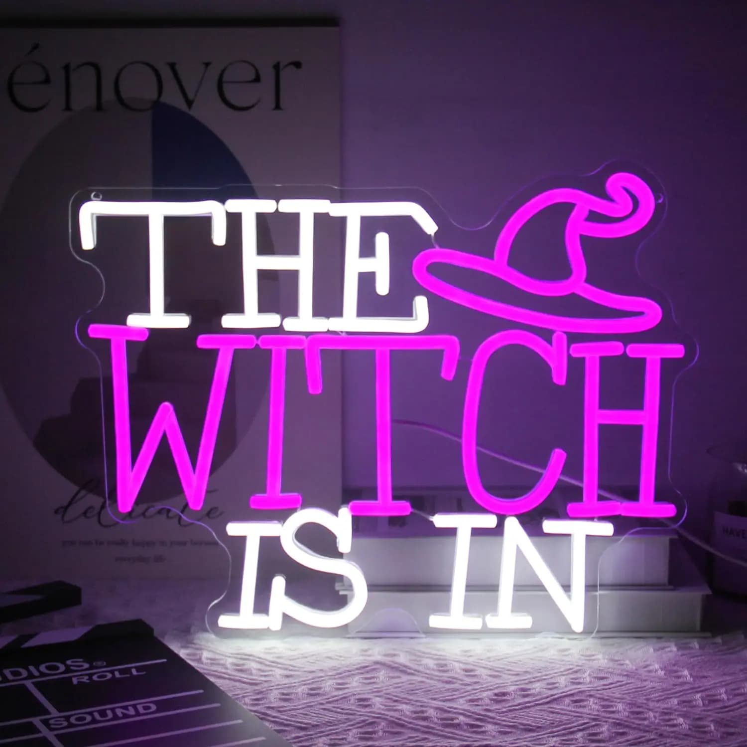 La strega è in insegna al neon a LED per decorazioni da parete Cappello da strega di Halloween Lampada gotica dimmerabile viola Festa in casa della manione stregata