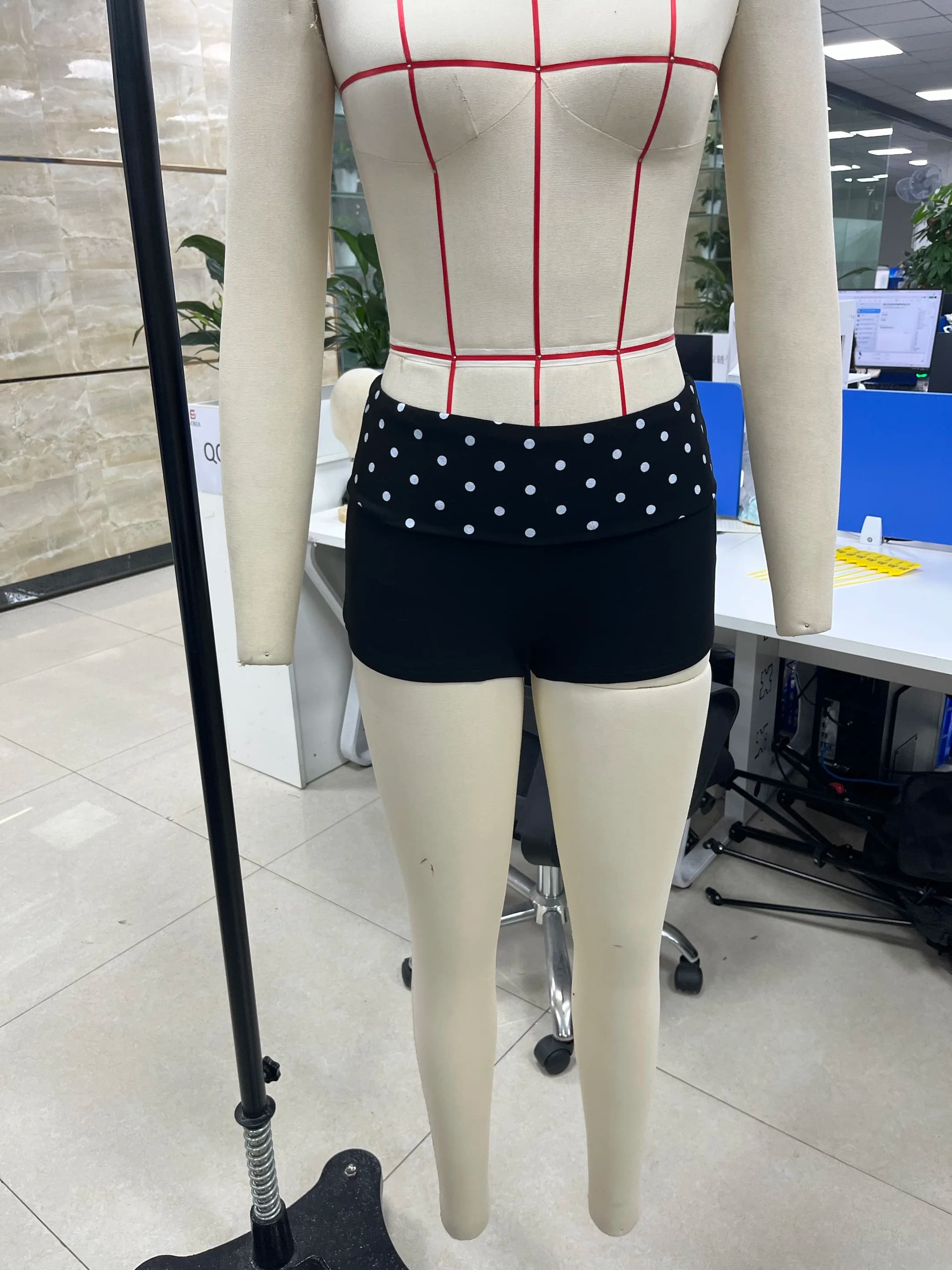 Pantaloncini attillati con stampa a pois alla moda da donna Mini pantaloncini estivi in vita bassa elastica Streetwear alla moda per feste all'aperto