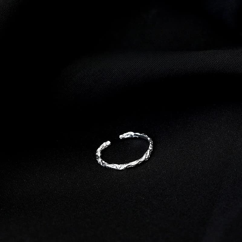 Anello in argento sterling di alta gamma, design minimalista femminile, anello aperto di lusso discreto.