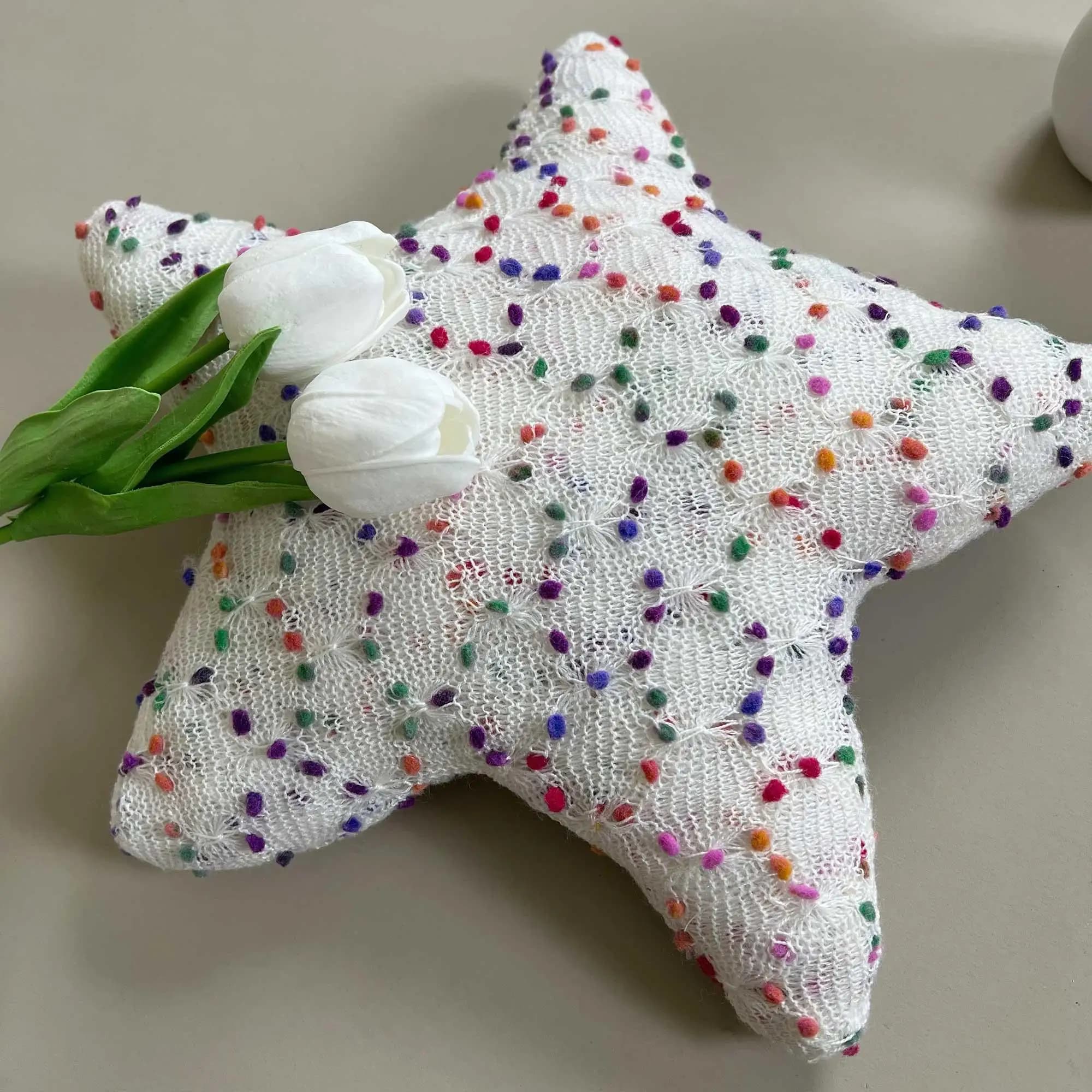 Simpatico cuscino a forma di pentagono, morbido adatto per divano, auto e letto, con punti arcobaleno bianchi. Cuscino lombare