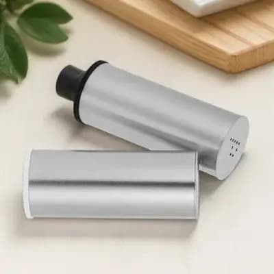 Set di 2 saliere e pepiere compatte e portatili per cucina e casa, in materiale robusto e sicuro, per condimenti e spezie.