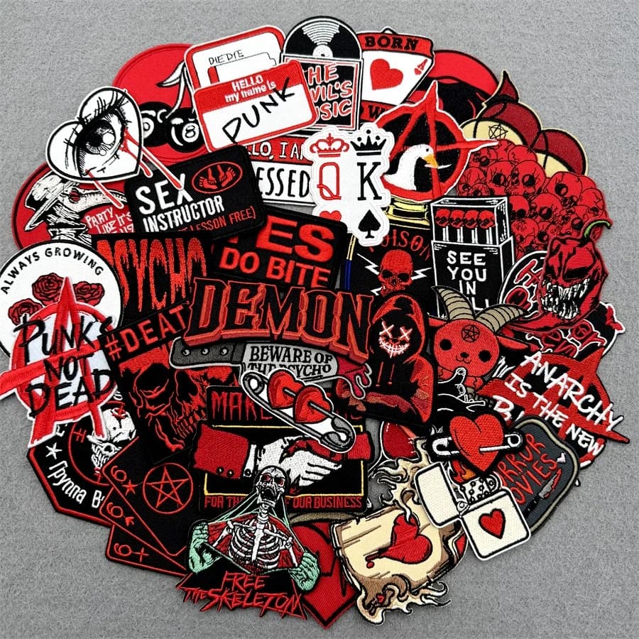 40 pz/lotto PUNK Assortiti Ferro sulle Toppe E Stemmi Applique per Abbigliamento FAI DA TE Ricamo Toppe Decorazione Strisce Adesivi Giacca di Jean