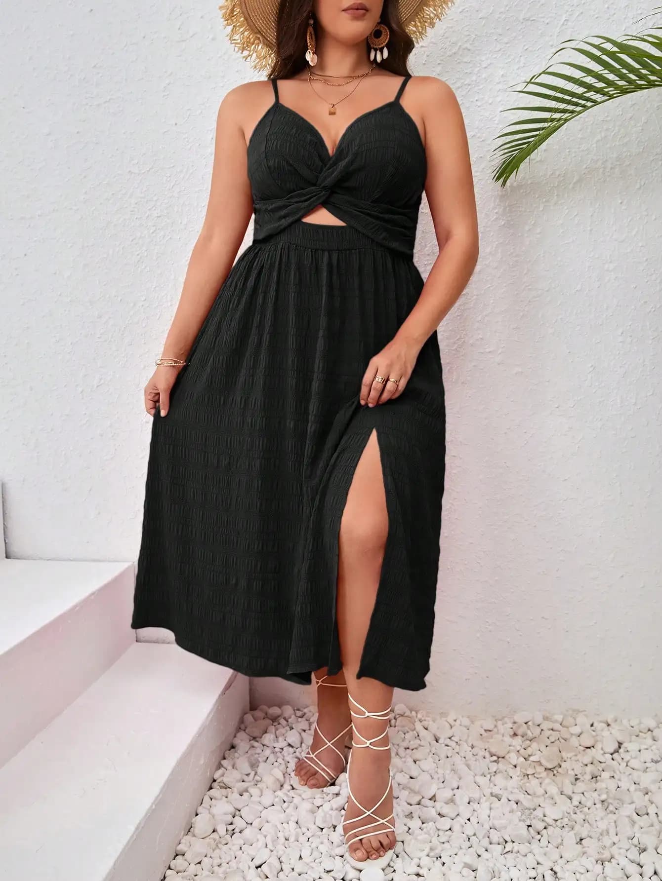 Abito midi nero con nodo intrecciato e taglio cut-out, con spacco laterale, stile estivo senza maniche