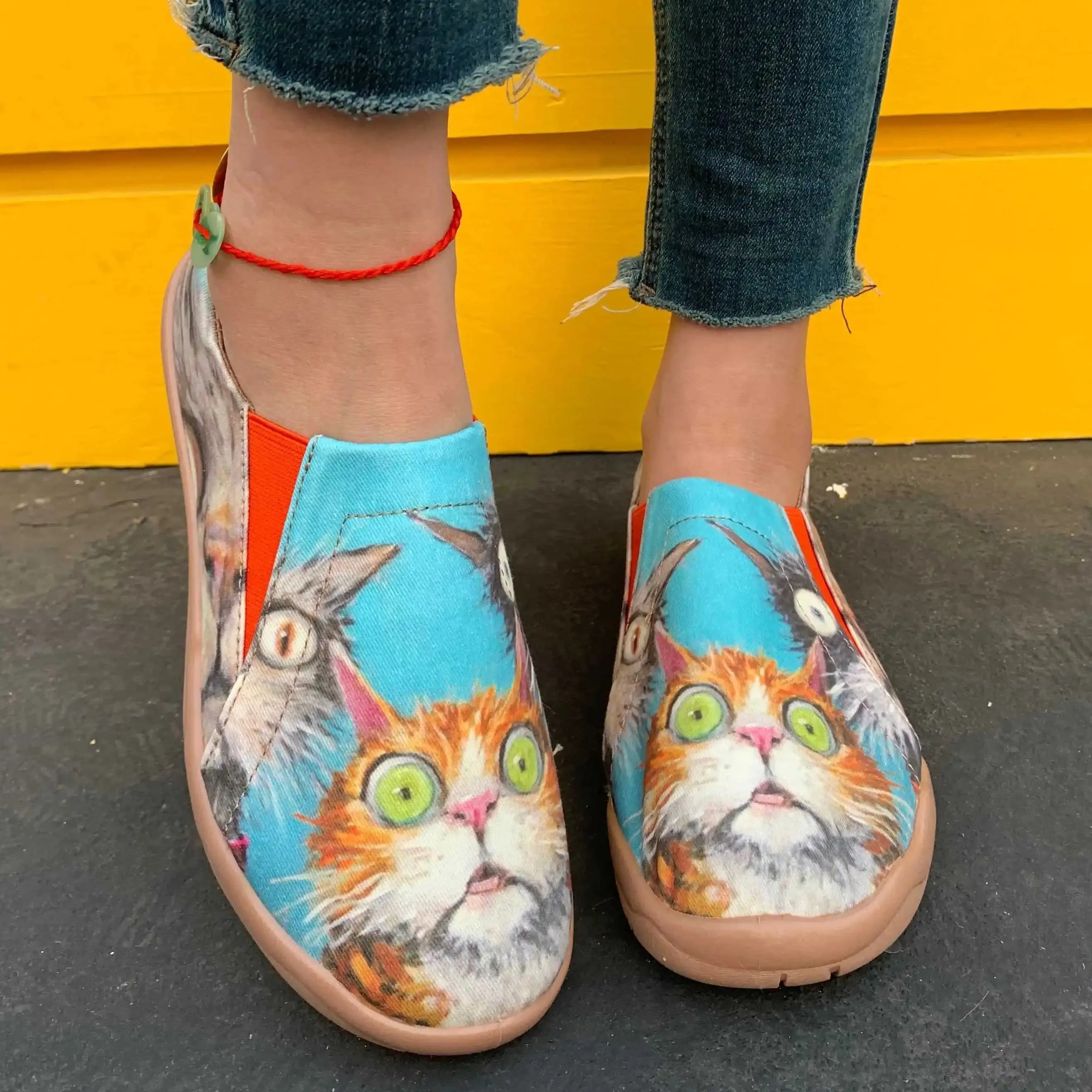 Women's casual sneakers, walking shoes, travel shoes, low-cut comfortable slip-on with soft and breathable sole, large women's shoes, fashionable gift with cartoon cat print.
