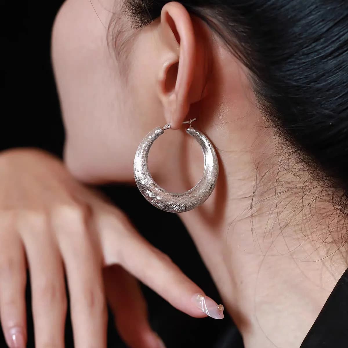 Nuovi Orecchini a Mezzaluna Personalizzati alla Moda, Orecchini a Perno Spazzolati Stile Cold Wind, Versatili e di Alta Classe