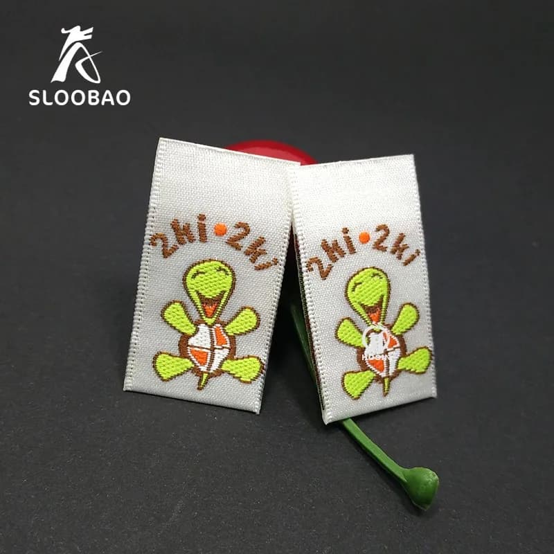 Logo proprio personalizzato Etichetta principale Etichette tessute Etichette per abbigliamento lavabili Etichette in rilievo Etichette bandiera fai da te per accessori per cucire indumenti