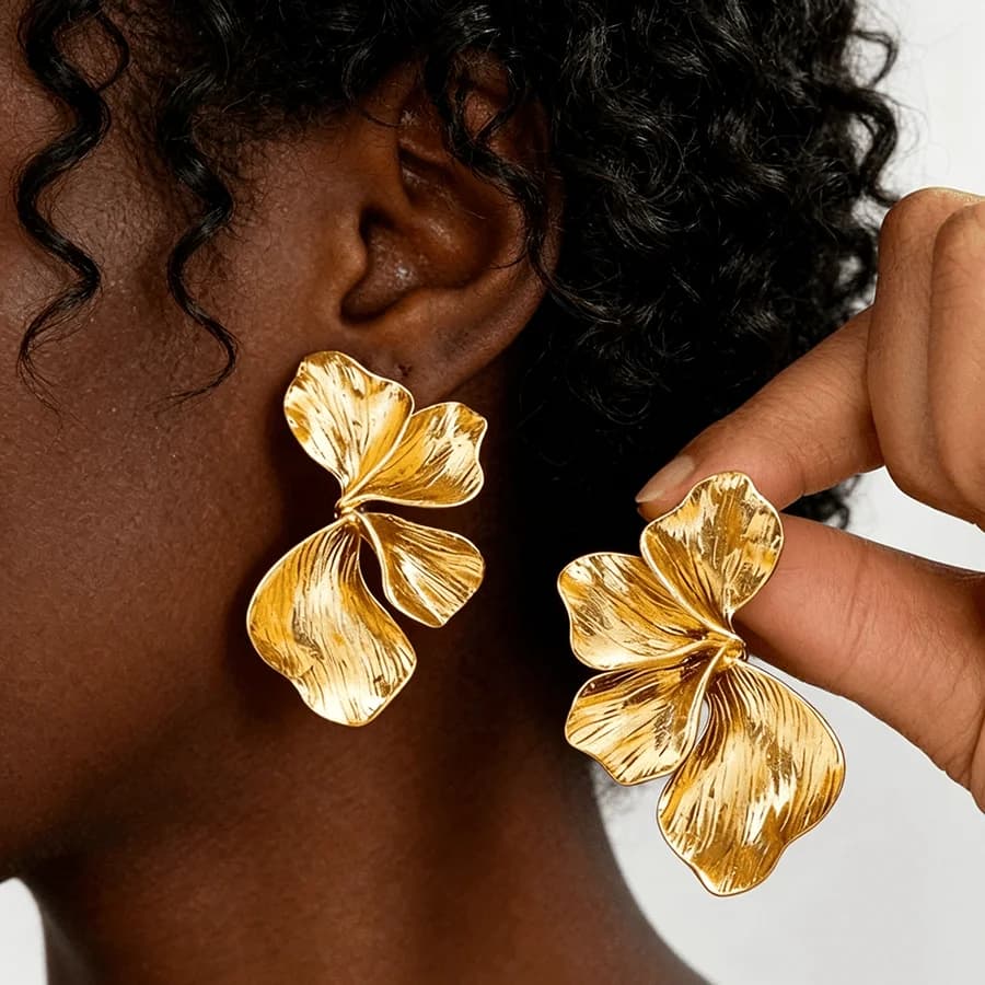 Light luxury retro flower earrings, golden hypoallergenic eye-catching ornaments, ideal gifts for girlfriends on vacation