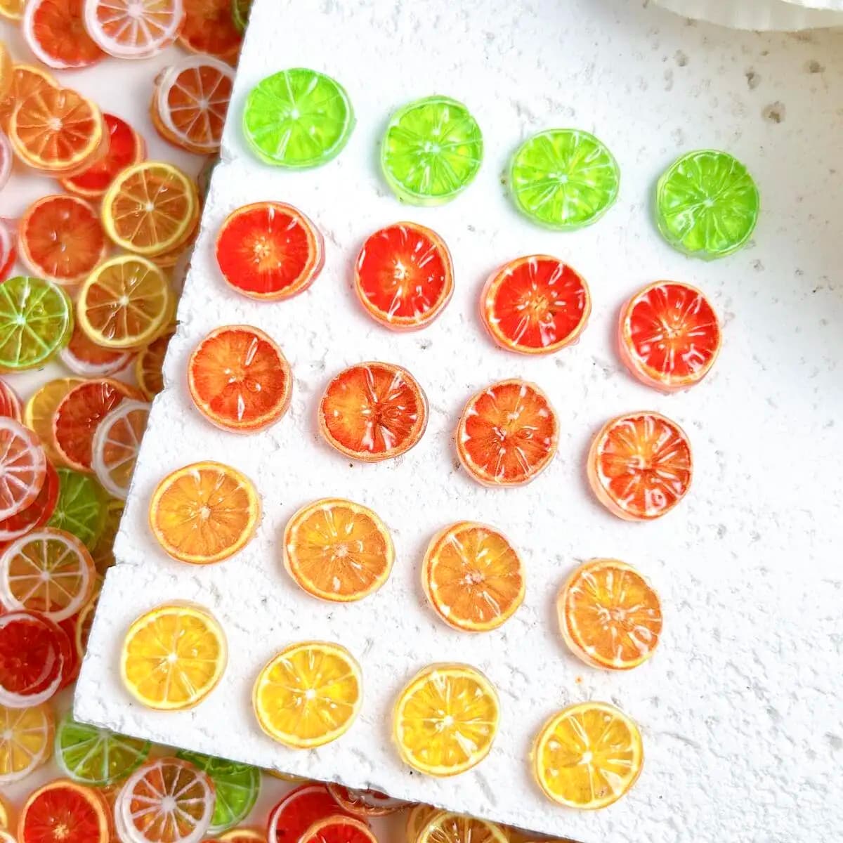 Ciondoli per unghie in resina con fetta arancione traslucida creativa simulati fiocchi di pompelmo colorati Decorazioni per nail art Disegni per unghie fai da te