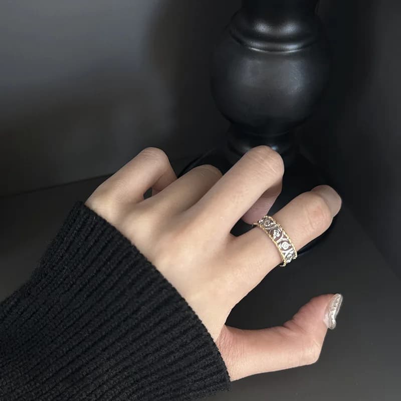 Squisito anello con diamanti pieni scintillanti in stile francese con diamanti schiacciati e diamanti rotondi per donna, alla moda, lusso leggero, quotidiano, squisito, semplice, versatile Anello con dito indice