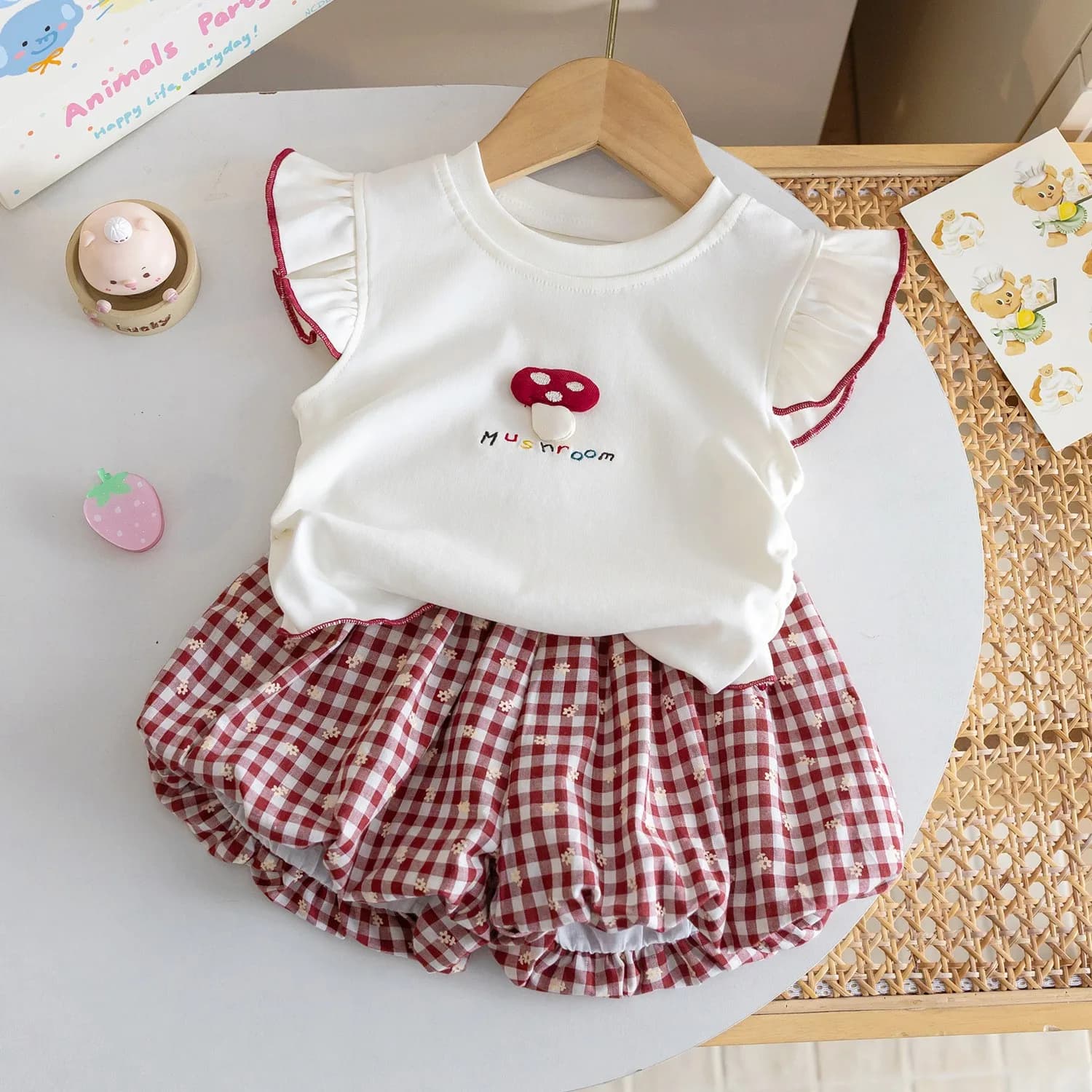 Completo estivo da bambina con gilet a maniche a volant e pantaloncini corti Bloom, set due pezzi.