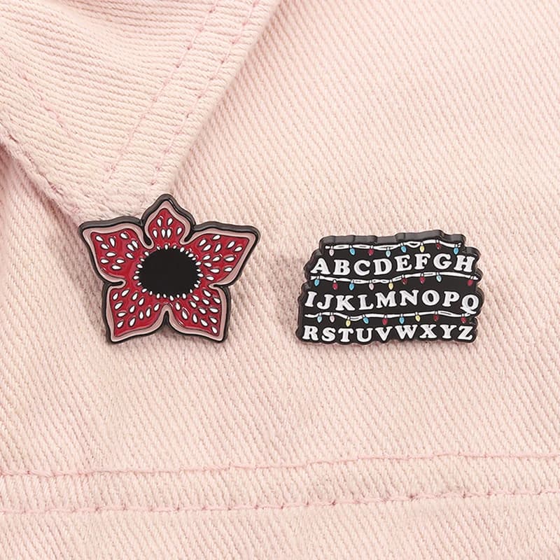 Sci-fi Horror Series American TV Glazed Spilla Cannibal Red Flowers Christmas Lights Mug Spilles Distinctive Lapel Jewelry Gifts